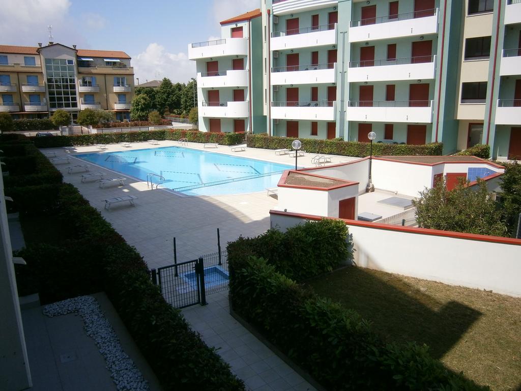 Residence Roberta Con Piscina - Agenzia Cocal Каорле Стая снимка