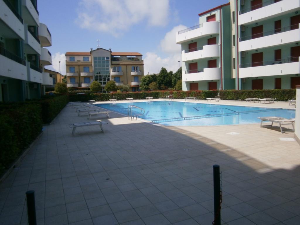 Residence Roberta Con Piscina - Agenzia Cocal Каорле Стая снимка